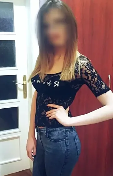 Amira, 32